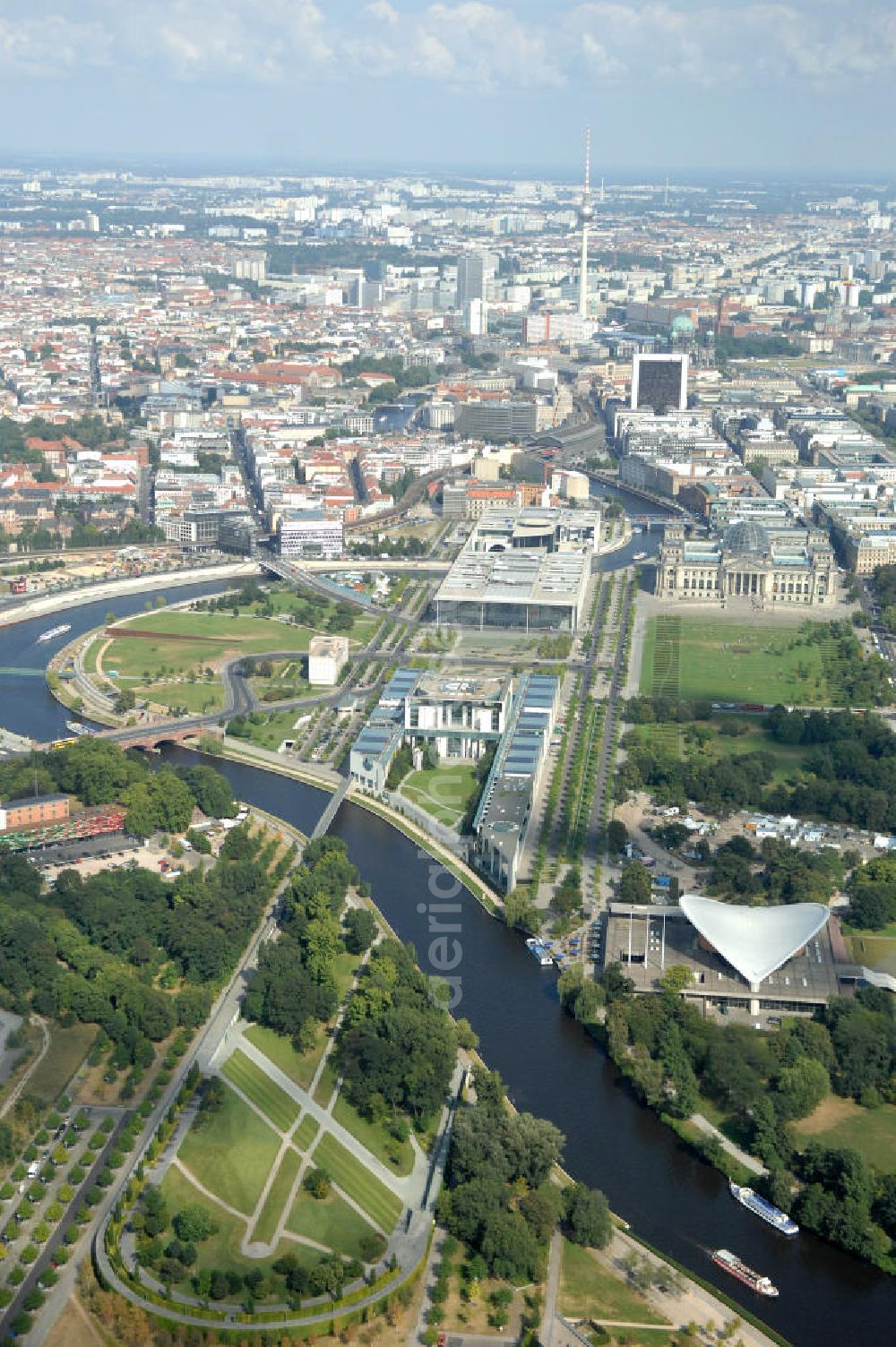 Aerial image Berlin - Blick auf das Regierungsviertel in Berlin mit Kanzerpark, Bundeskanzeramt, Paul-Löbe-Haus und Marie-Elisabeth-Lüders-Haus. In der Nähe befindet sich die Schweizer Botschaft, der Reichstag, das Brandenburgertor, das Sowjetische Denkmal; die Straße des 17. Juni, der Hauptbahnhof und der Tiergarten mit Haus der Kulturen der Welt. Unter dem Areal bis zum Hauptbahnhof verläuft die umstrittene Kanzler-U-Bahn ( U 55 ).