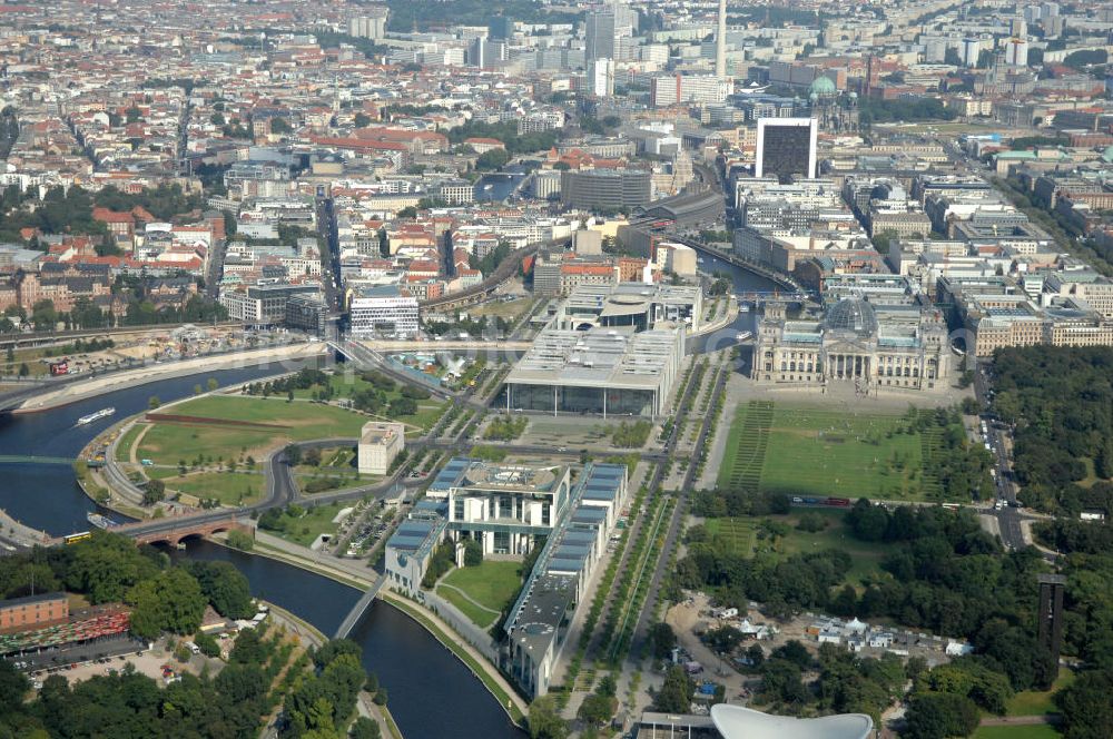 Aerial photograph Berlin - Blick auf das Regierungsviertel in Berlin mit Kanzerpark, Bundeskanzeramt, Paul-Löbe-Haus und Marie-Elisabeth-Lüders-Haus. In der Nähe befindet sich die Schweizer Botschaft, der Reichstag, das Brandenburgertor, das Sowjetische Denkmal; die Straße des 17. Juni, der Hauptbahnhof und der Tiergarten mit Haus der Kulturen der Welt. Unter dem Areal bis zum Hauptbahnhof verläuft die umstrittene Kanzler-U-Bahn ( U 55 ).