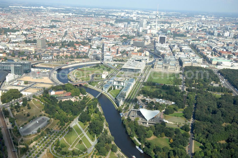 Berlin from above - Blick auf das Regierungsviertel in Berlin mit Kanzerpark, Bundeskanzeramt, Paul-Löbe-Haus und Marie-Elisabeth-Lüders-Haus. In der Nähe befindet sich die Schweizer Botschaft, der Reichstag, das Brandenburgertor, das Sowjetische Denkmal; die Straße des 17. Juni, der Hauptbahnhof und der Tiergarten mit Haus der Kulturen der Welt. Unter dem Areal bis zum Hauptbahnhof verläuft die umstrittene Kanzler-U-Bahn ( U 55 ).