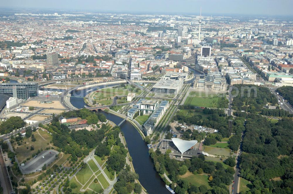 Berlin from the bird's eye view: Blick auf das Regierungsviertel in Berlin mit Kanzerpark, Bundeskanzeramt, Paul-Löbe-Haus und Marie-Elisabeth-Lüders-Haus. In der Nähe befindet sich die Schweizer Botschaft, der Reichstag, das Brandenburgertor, das Sowjetische Denkmal; die Straße des 17. Juni, der Hauptbahnhof und der Tiergarten mit Haus der Kulturen der Welt. Unter dem Areal bis zum Hauptbahnhof verläuft die umstrittene Kanzler-U-Bahn ( U 55 ).