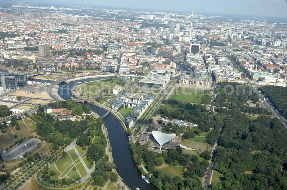 Aerial image Berlin - Blick auf das Regierungsviertel in Berlin mit Kanzerpark, Bundeskanzeramt, Paul-Löbe-Haus und Marie-Elisabeth-Lüders-Haus. In der Nähe befindet sich die Schweizer Botschaft, der Reichstag, das Brandenburgertor, das Sowjetische Denkmal; die Straße des 17. Juni, der Hauptbahnhof und der Tiergarten mit Haus der Kulturen der Welt. Unter dem Areal bis zum Hauptbahnhof verläuft die umstrittene Kanzler-U-Bahn ( U 55 ).