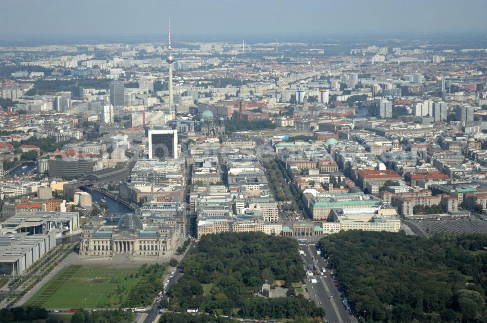 Aerial photograph Berlin - Blick auf das Regierungsviertel in Berlin mit Kanzerpark, Bundeskanzeramt, Paul-Löbe-Haus und Marie-Elisabeth-Lüders-Haus. In der Nähe befindet sich die Schweizer Botschaft, der Reichstag, das Brandenburgertor, das Sowjetische Denkmal; die Straße des 17. Juni, der Hauptbahnhof und der Tiergarten mit Haus der Kulturen der Welt. Unter dem Areal bis zum Hauptbahnhof verläuft die umstrittene Kanzler-U-Bahn ( U 55 ).