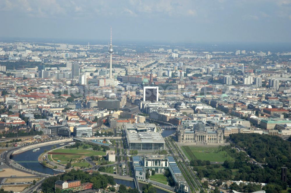 Berlin from above - Blick auf das Regierungsviertel in Berlin mit Kanzerpark, Bundeskanzeramt, Paul-Löbe-Haus und Marie-Elisabeth-Lüders-Haus. In der Nähe befindet sich die Schweizer Botschaft, der Reichstag, das Brandenburgertor, das Sowjetische Denkmal; die Straße des 17. Juni, der Hauptbahnhof und der Tiergarten mit Haus der Kulturen der Welt. Unter dem Areal bis zum Hauptbahnhof verläuft die umstrittene Kanzler-U-Bahn ( U 55 ).