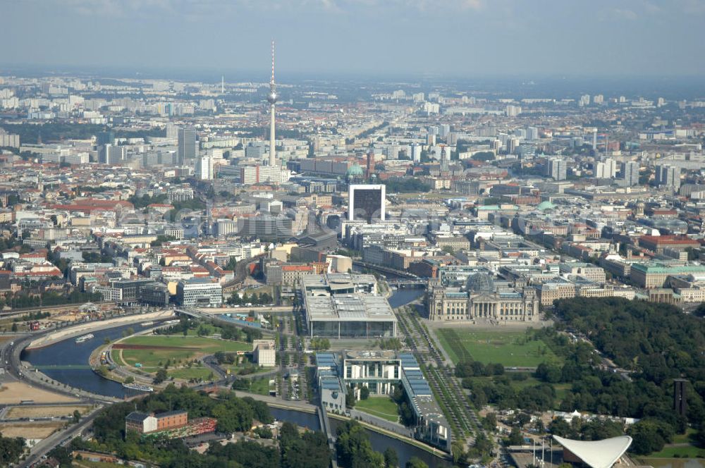 Berlin from the bird's eye view: Blick auf das Regierungsviertel in Berlin mit Kanzerpark, Bundeskanzeramt, Paul-Löbe-Haus und Marie-Elisabeth-Lüders-Haus. In der Nähe befindet sich die Schweizer Botschaft, der Reichstag, das Brandenburgertor, das Sowjetische Denkmal; die Straße des 17. Juni, der Hauptbahnhof und der Tiergarten mit Haus der Kulturen der Welt. Unter dem Areal bis zum Hauptbahnhof verläuft die umstrittene Kanzler-U-Bahn ( U 55 ).