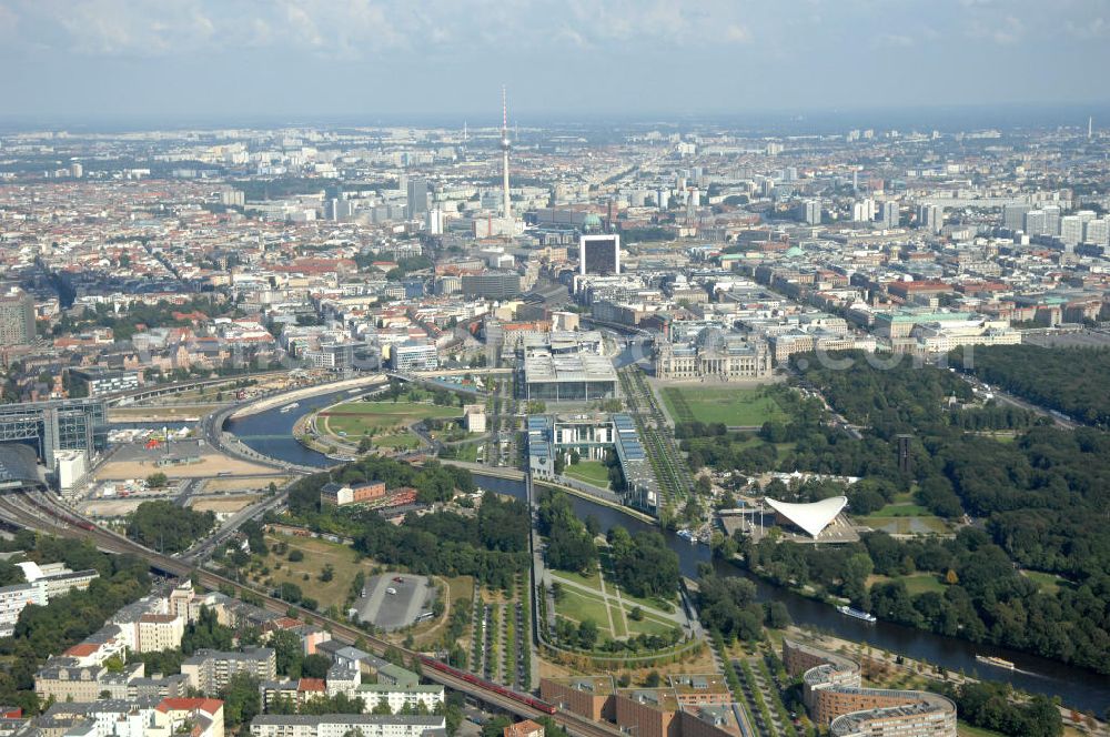 Aerial image Berlin - Blick auf das Regierungsviertel in Berlin mit Kanzerpark, Bundeskanzeramt, Paul-Löbe-Haus und Marie-Elisabeth-Lüders-Haus. In der Nähe befindet sich die Schweizer Botschaft, der Reichstag, das Brandenburgertor, das Sowjetische Denkmal; die Straße des 17. Juni, der Hauptbahnhof und der Tiergarten mit Haus der Kulturen der Welt. Unter dem Areal bis zum Hauptbahnhof verläuft die umstrittene Kanzler-U-Bahn ( U 55 ).