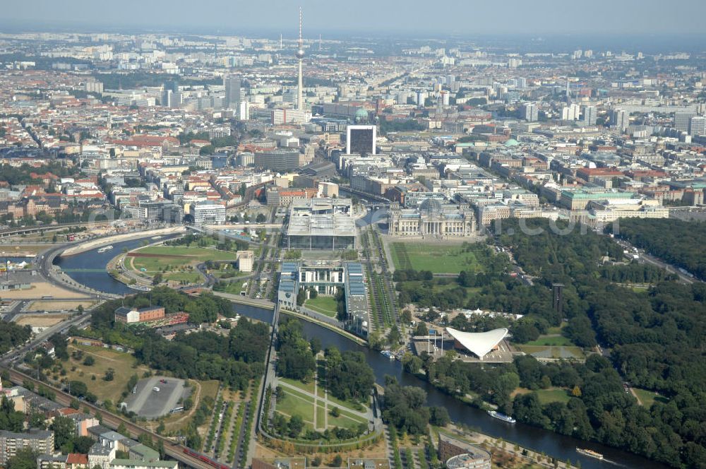 Aerial photograph Berlin - Blick auf das Regierungsviertel in Berlin mit Kanzerpark, Bundeskanzeramt, Paul-Löbe-Haus und Marie-Elisabeth-Lüders-Haus. In der Nähe befindet sich die Schweizer Botschaft, der Reichstag, das Brandenburgertor, das Sowjetische Denkmal; die Straße des 17. Juni, der Hauptbahnhof und der Tiergarten mit Haus der Kulturen der Welt. Unter dem Areal bis zum Hauptbahnhof verläuft die umstrittene Kanzler-U-Bahn ( U 55 ).