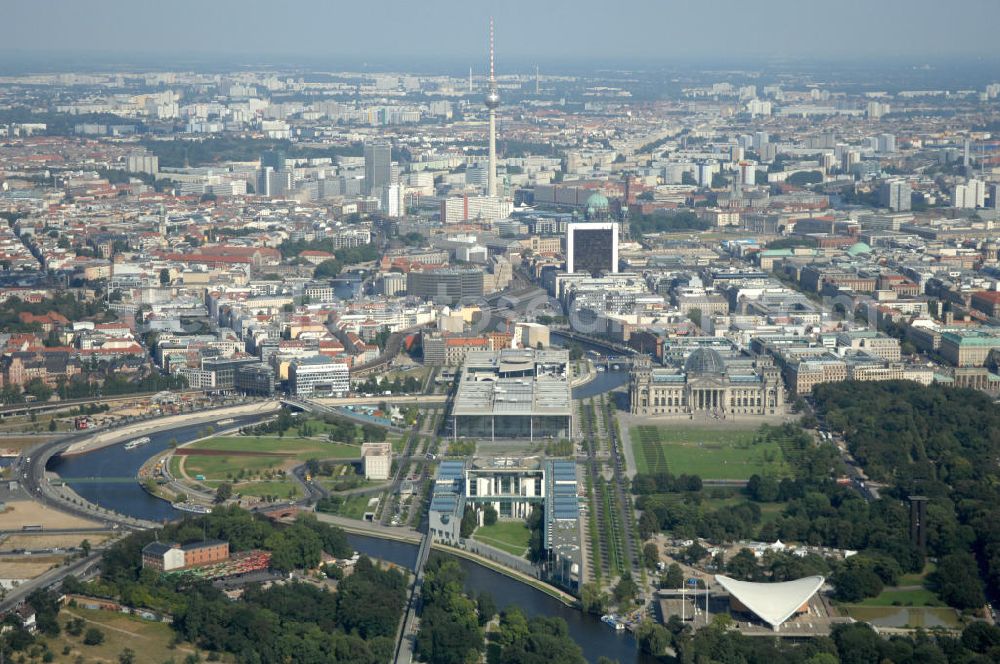 Berlin from above - Blick auf das Regierungsviertel in Berlin mit Kanzerpark, Bundeskanzeramt, Paul-Löbe-Haus und Marie-Elisabeth-Lüders-Haus. In der Nähe befindet sich die Schweizer Botschaft, der Reichstag, das Brandenburgertor, das Sowjetische Denkmal; die Straße des 17. Juni, der Hauptbahnhof und der Tiergarten mit Haus der Kulturen der Welt. Unter dem Areal bis zum Hauptbahnhof verläuft die umstrittene Kanzler-U-Bahn ( U 55 ).