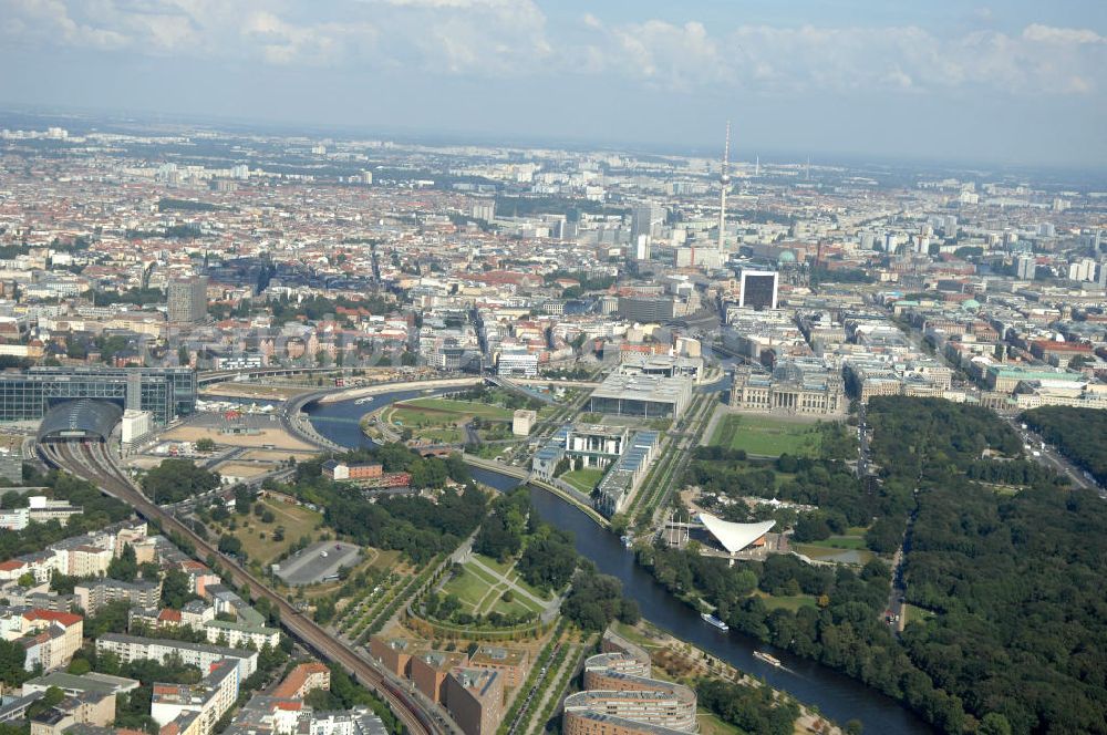 Berlin from the bird's eye view: Blick auf das Regierungsviertel in Berlin mit Kanzerpark, Bundeskanzeramt, Paul-Löbe-Haus und Marie-Elisabeth-Lüders-Haus. In der Nähe befindet sich die Schweizer Botschaft, der Reichstag, das Brandenburgertor, das Sowjetische Denkmal; die Straße des 17. Juni, der Hauptbahnhof und der Tiergarten mit Haus der Kulturen der Welt. Unter dem Areal bis zum Hauptbahnhof verläuft die umstrittene Kanzler-U-Bahn ( U 55 ).