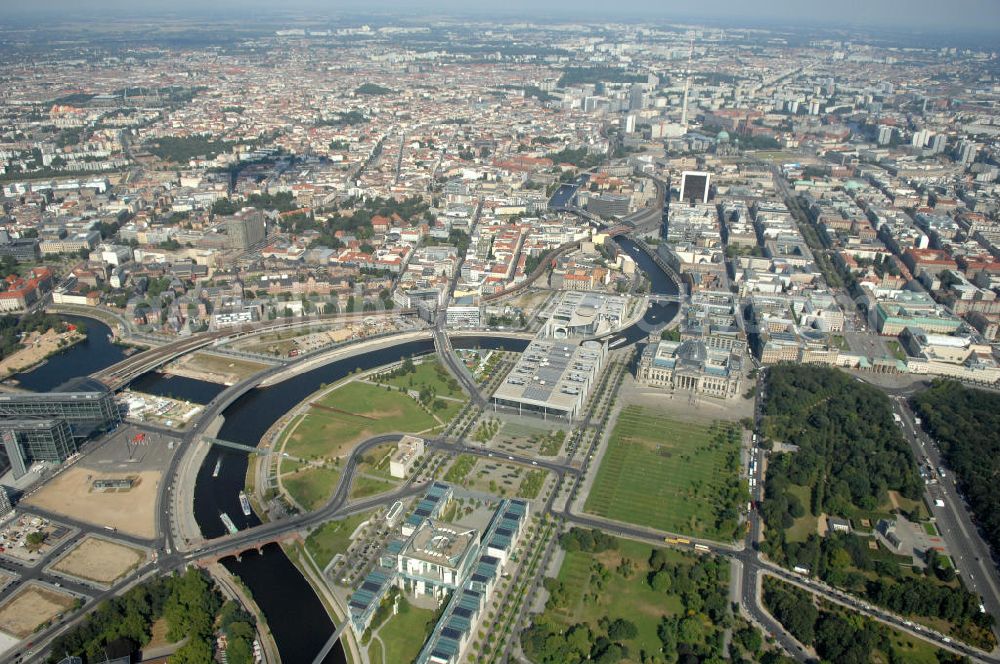 Aerial image Berlin - Blick auf das Regierungsviertel in Berlin mit Kanzerpark, Bundeskanzeramt, Paul-Löbe-Haus und Marie-Elisabeth-Lüders-Haus. In der Nähe befindet sich die Schweizer Botschaft, der Reichstag, das Brandenburgertor, das Sowjetische Denkmal; die Straße des 17. Juni, der Hauptbahnhof und der Tiergarten mit Haus der Kulturen der Welt. Unter dem Areal bis zum Hauptbahnhof verläuft die umstrittene Kanzler-U-Bahn ( U 55 ).