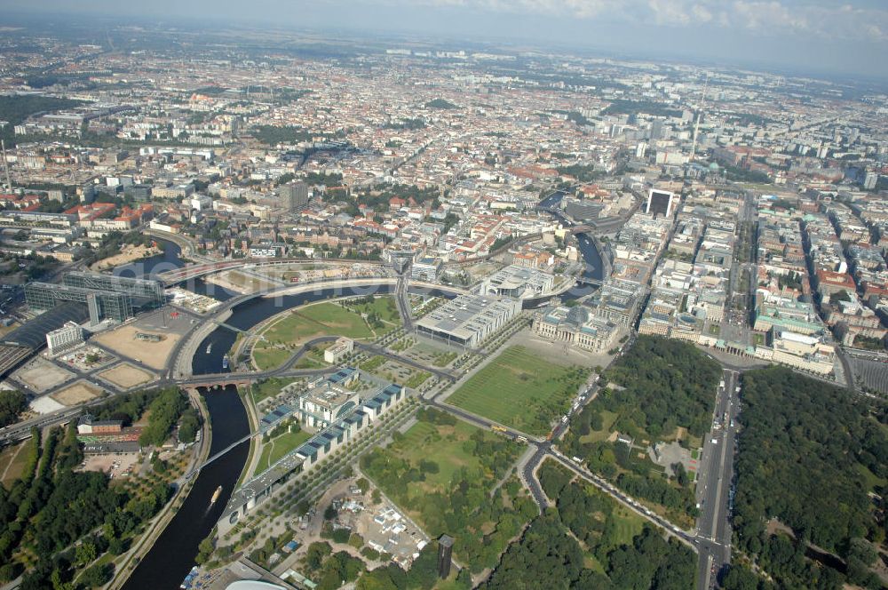 Aerial photograph Berlin - Blick auf das Regierungsviertel in Berlin mit Kanzerpark, Bundeskanzeramt, Paul-Löbe-Haus und Marie-Elisabeth-Lüders-Haus. In der Nähe befindet sich die Schweizer Botschaft, der Reichstag, das Brandenburgertor, das Sowjetische Denkmal; die Straße des 17. Juni, der Hauptbahnhof und der Tiergarten mit Haus der Kulturen der Welt. Unter dem Areal bis zum Hauptbahnhof verläuft die umstrittene Kanzler-U-Bahn ( U 55 ).