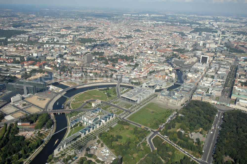 Berlin from above - Blick auf das Regierungsviertel in Berlin mit Kanzerpark, Bundeskanzeramt, Paul-Löbe-Haus und Marie-Elisabeth-Lüders-Haus. In der Nähe befindet sich die Schweizer Botschaft, der Reichstag, das Brandenburgertor, das Sowjetische Denkmal; die Straße des 17. Juni, der Hauptbahnhof und der Tiergarten mit Haus der Kulturen der Welt. Unter dem Areal bis zum Hauptbahnhof verläuft die umstrittene Kanzler-U-Bahn ( U 55 ).