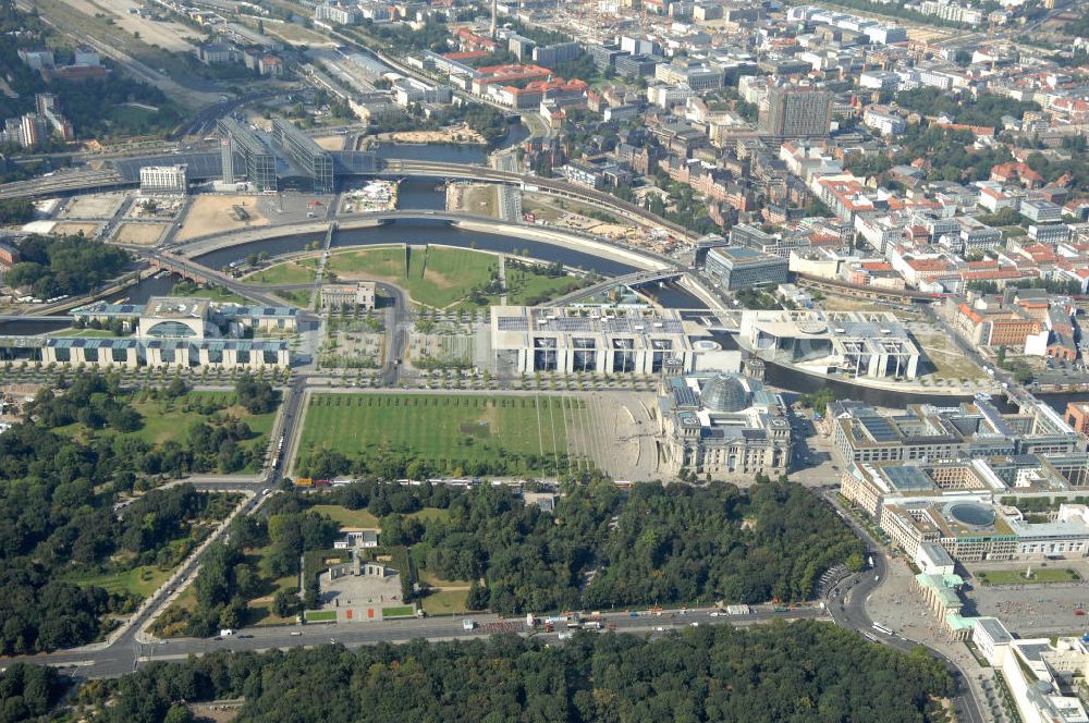 Berlin from the bird's eye view: Blick auf das Regierungsviertel in Berlin mit Kanzerpark, Bundeskanzeramt, Paul-Löbe-Haus und Marie-Elisabeth-Lüders-Haus. In der Nähe befindet sich die Schweizer Botschaft, der Reichstag, das Brandenburgertor, das Sowjetische Denkmal; die Straße des 17. Juni, der Hauptbahnhof und der Tiergarten mit Haus der Kulturen der Welt. Unter dem Areal bis zum Hauptbahnhof verläuft die umstrittene Kanzler-U-Bahn ( U 55 ).