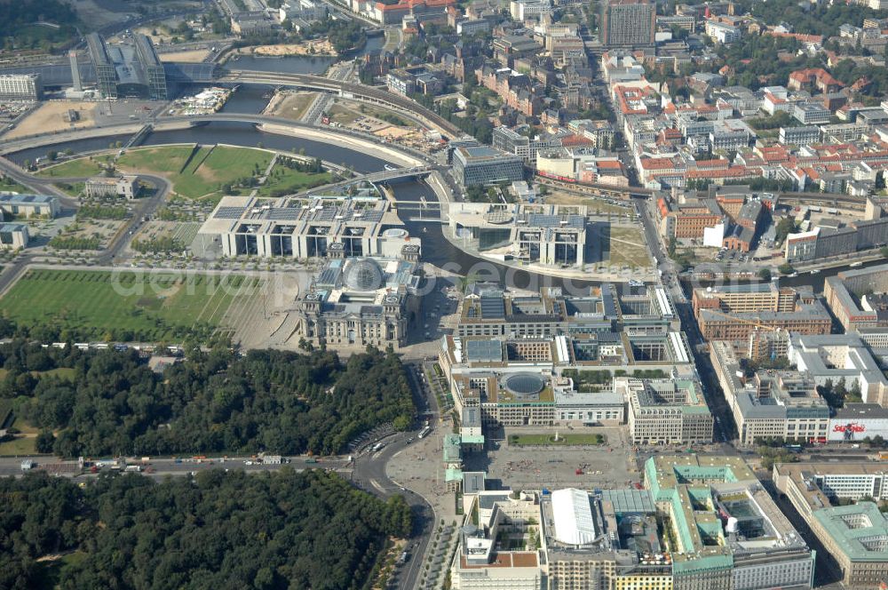 Aerial photograph Berlin - Blick auf das Regierungsviertel in Berlin mit Kanzerpark, Bundeskanzeramt, Paul-Löbe-Haus und Marie-Elisabeth-Lüders-Haus. In der Nähe befindet sich die Schweizer Botschaft, der Reichstag, das Brandenburgertor, das Sowjetische Denkmal; die Straße des 17. Juni, der Hauptbahnhof und der Tiergarten mit Haus der Kulturen der Welt. Unter dem Areal bis zum Hauptbahnhof verläuft die umstrittene Kanzler-U-Bahn ( U 55 ).