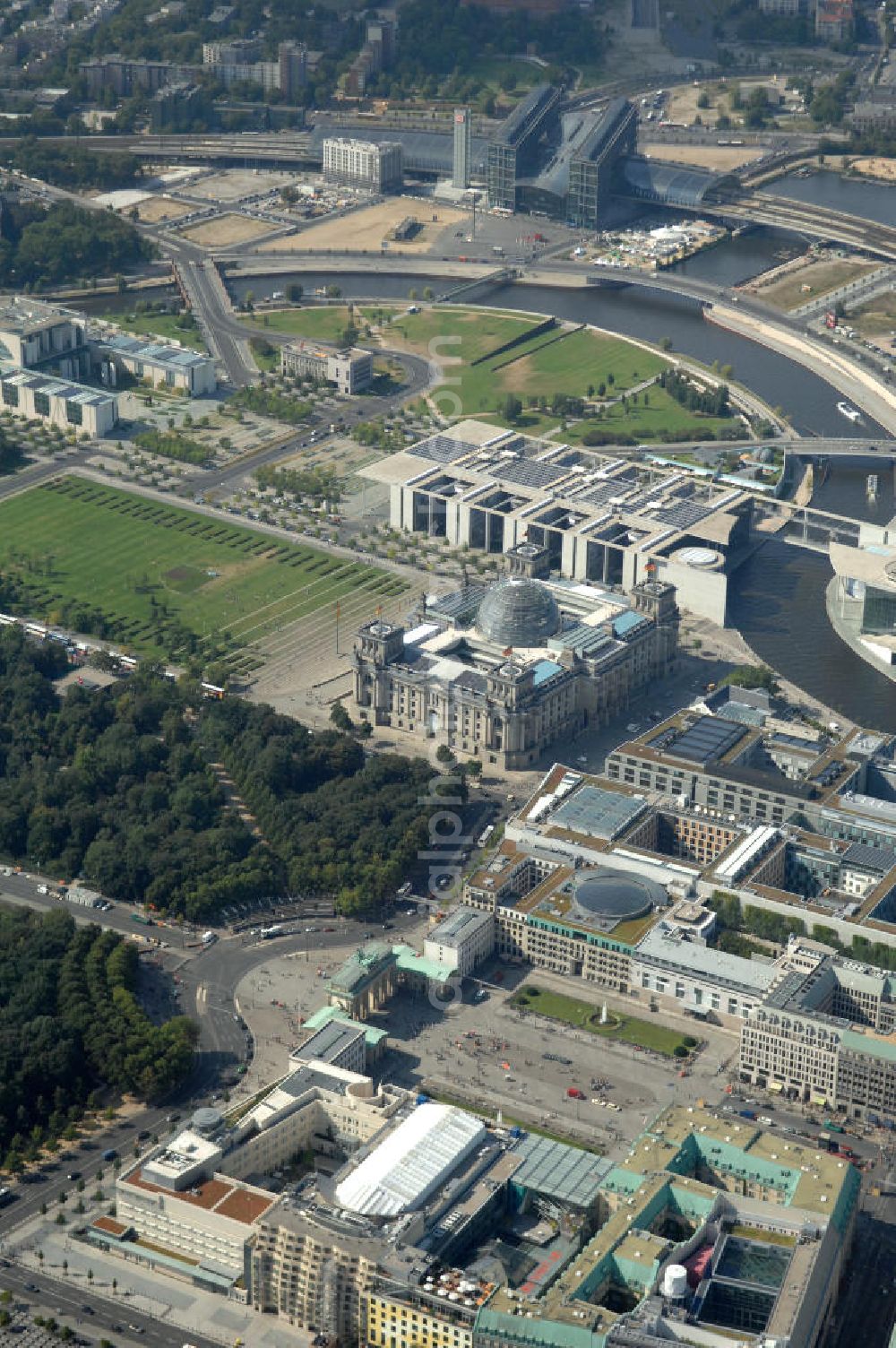 Berlin from above - Blick auf das Regierungsviertel in Berlin mit Kanzerpark, Bundeskanzeramt, Paul-Löbe-Haus und Marie-Elisabeth-Lüders-Haus. In der Nähe befindet sich die Schweizer Botschaft, der Reichstag, das Brandenburgertor, das Sowjetische Denkmal; die Straße des 17. Juni, der Hauptbahnhof und der Tiergarten mit Haus der Kulturen der Welt. Unter dem Areal bis zum Hauptbahnhof verläuft die umstrittene Kanzler-U-Bahn ( U 55 ).