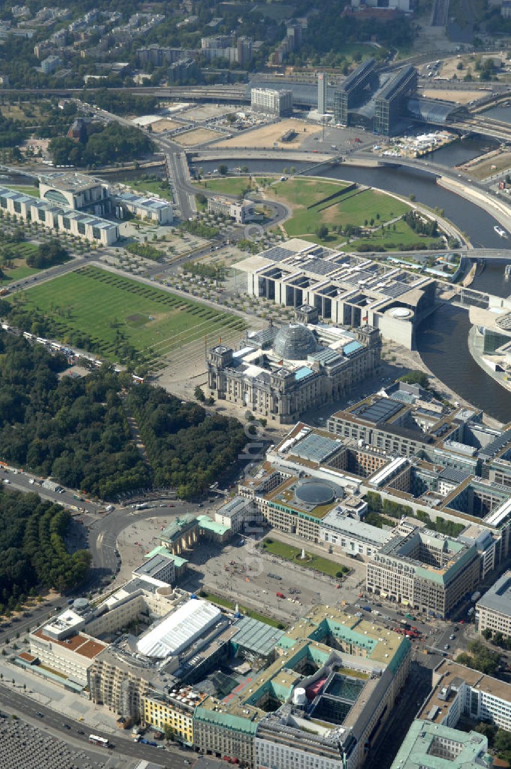 Berlin from the bird's eye view: Blick auf das Regierungsviertel in Berlin mit Kanzerpark, Bundeskanzeramt, Paul-Löbe-Haus und Marie-Elisabeth-Lüders-Haus. In der Nähe befindet sich die Schweizer Botschaft, der Reichstag, das Brandenburgertor, das Sowjetische Denkmal; die Straße des 17. Juni, der Hauptbahnhof und der Tiergarten mit Haus der Kulturen der Welt. Unter dem Areal bis zum Hauptbahnhof verläuft die umstrittene Kanzler-U-Bahn ( U 55 ).