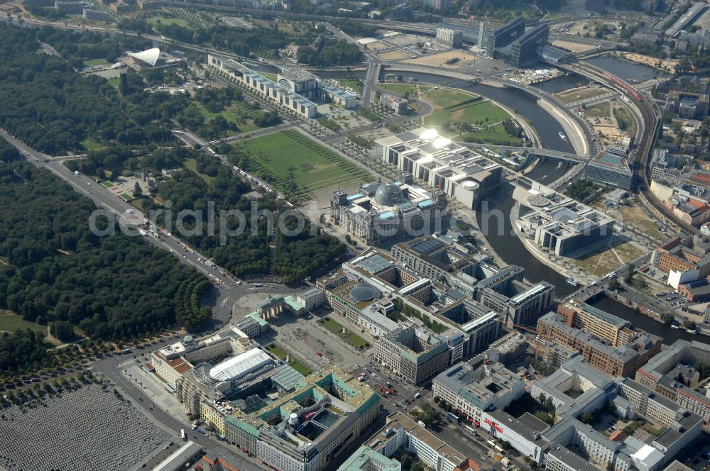 Aerial image Berlin - Blick auf das Regierungsviertel in Berlin mit Kanzerpark, Bundeskanzeramt, Paul-Löbe-Haus und Marie-Elisabeth-Lüders-Haus. In der Nähe befindet sich die Schweizer Botschaft, der Reichstag, das Brandenburgertor, das Sowjetische Denkmal; die Straße des 17. Juni, der Hauptbahnhof und der Tiergarten mit Haus der Kulturen der Welt. Unter dem Areal bis zum Hauptbahnhof verläuft die umstrittene Kanzler-U-Bahn ( U 55 ).