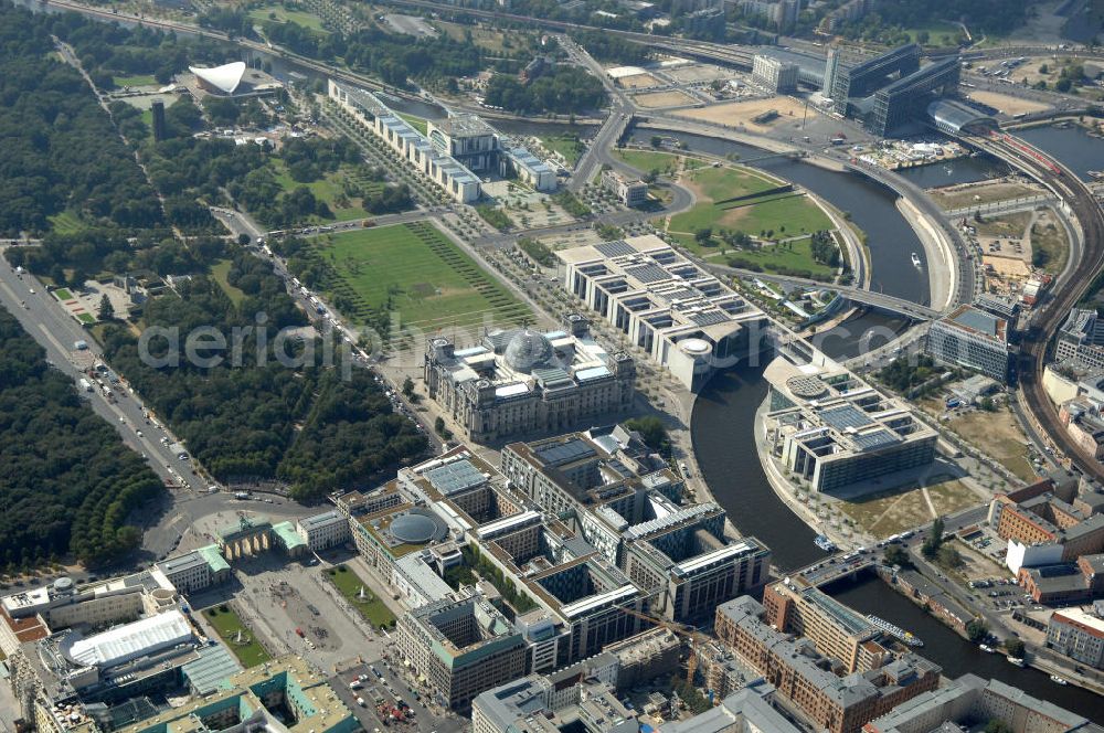 Berlin from the bird's eye view: Blick auf das Regierungsviertel in Berlin mit Kanzerpark, Bundeskanzeramt, Paul-Löbe-Haus und Marie-Elisabeth-Lüders-Haus. In der Nähe befindet sich die Schweizer Botschaft, der Reichstag, das Brandenburgertor, das Sowjetische Denkmal; die Straße des 17. Juni, der Hauptbahnhof und der Tiergarten mit Haus der Kulturen der Welt. Unter dem Areal bis zum Hauptbahnhof verläuft die umstrittene Kanzler-U-Bahn ( U 55 ).