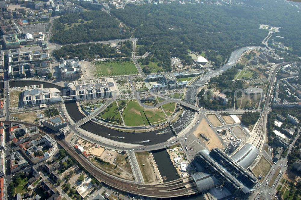 Aerial image Berlin - Blick auf das Regierungsviertel in Berlin mit Kanzerpark, Bundeskanzeramt, Paul-Löbe-Haus und Marie-Elisabeth-Lüders-Haus. In der Nähe befindet sich die Schweizer Botschaft, der Reichstag, das Brandenburgertor, das Sowjetische Denkmal; die Straße des 17. Juni, der Hauptbahnhof und der Tiergarten mit Haus der Kulturen der Welt. Unter dem Areal bis zum Hauptbahnhof verläuft die umstrittene Kanzler-U-Bahn ( U 55 ).