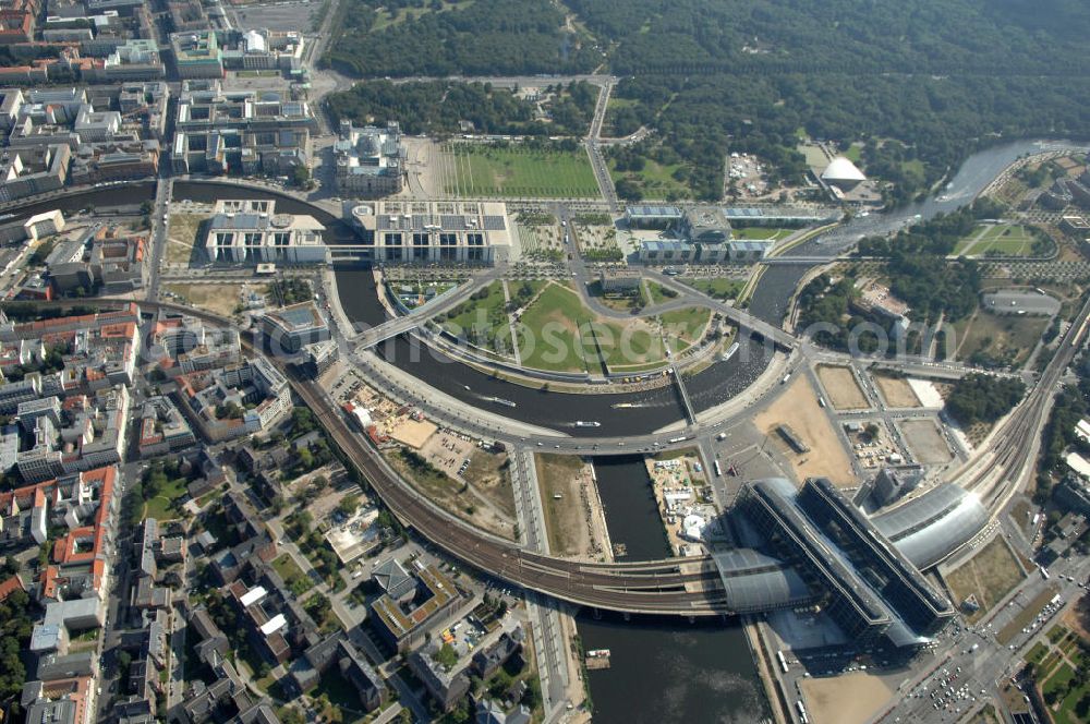 Berlin from above - Blick auf das Regierungsviertel in Berlin mit Kanzerpark, Bundeskanzeramt, Paul-Löbe-Haus und Marie-Elisabeth-Lüders-Haus. In der Nähe befindet sich die Schweizer Botschaft, der Reichstag, das Brandenburgertor, das Sowjetische Denkmal; die Straße des 17. Juni, der Hauptbahnhof und der Tiergarten mit Haus der Kulturen der Welt. Unter dem Areal bis zum Hauptbahnhof verläuft die umstrittene Kanzler-U-Bahn ( U 55 ).