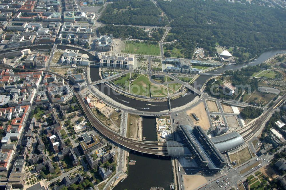 Berlin from the bird's eye view: Blick auf das Regierungsviertel in Berlin mit Kanzerpark, Bundeskanzeramt, Paul-Löbe-Haus und Marie-Elisabeth-Lüders-Haus. In der Nähe befindet sich die Schweizer Botschaft, der Reichstag, das Brandenburgertor, das Sowjetische Denkmal; die Straße des 17. Juni, der Hauptbahnhof und der Tiergarten mit Haus der Kulturen der Welt. Unter dem Areal bis zum Hauptbahnhof verläuft die umstrittene Kanzler-U-Bahn ( U 55 ).