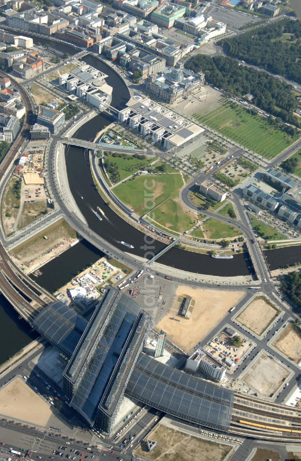 Aerial photograph Berlin - Blick auf das Regierungsviertel in Berlin mit Kanzerpark, Bundeskanzeramt, Paul-Löbe-Haus und Marie-Elisabeth-Lüders-Haus. In der Nähe befindet sich die Schweizer Botschaft, der Reichstag, das Brandenburgertor, das Sowjetische Denkmal; die Straße des 17. Juni, der Hauptbahnhof und der Tiergarten mit Haus der Kulturen der Welt. Unter dem Areal bis zum Hauptbahnhof verläuft die umstrittene Kanzler-U-Bahn ( U 55 ).