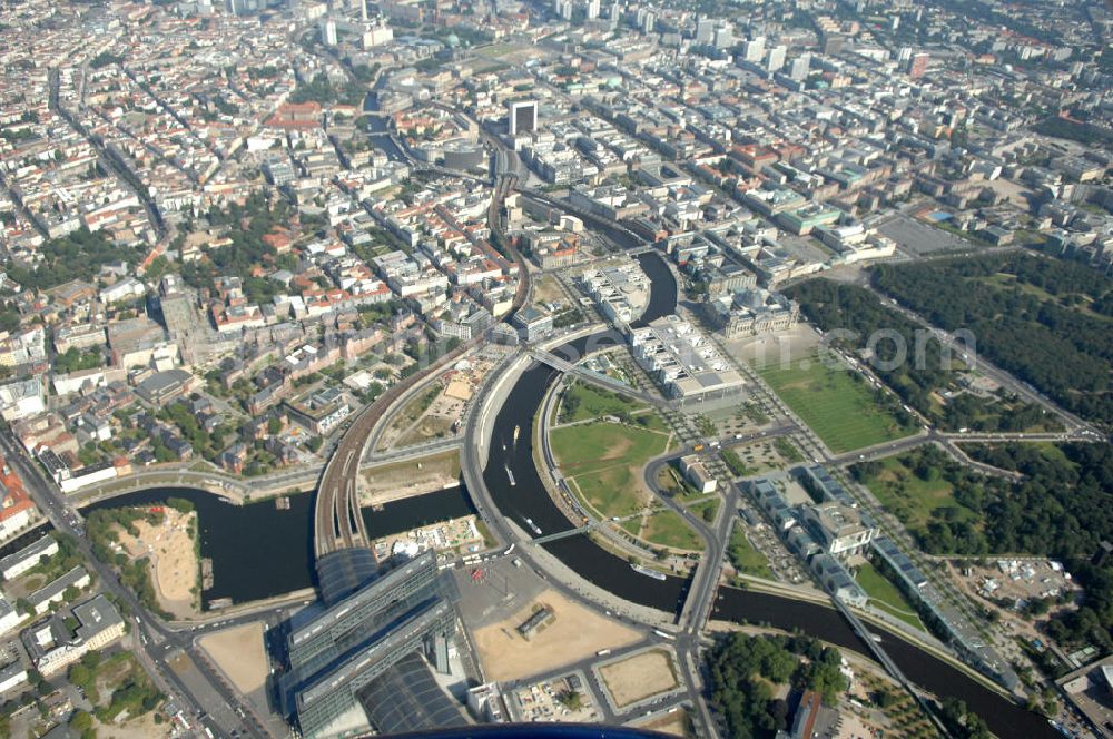 Berlin from above - Blick auf das Regierungsviertel in Berlin mit Kanzerpark, Bundeskanzeramt, Paul-Löbe-Haus und Marie-Elisabeth-Lüders-Haus. In der Nähe befindet sich die Schweizer Botschaft, der Reichstag, das Brandenburgertor, das Sowjetische Denkmal; die Straße des 17. Juni, der Hauptbahnhof und der Tiergarten mit Haus der Kulturen der Welt. Unter dem Areal bis zum Hauptbahnhof verläuft die umstrittene Kanzler-U-Bahn ( U 55 ).