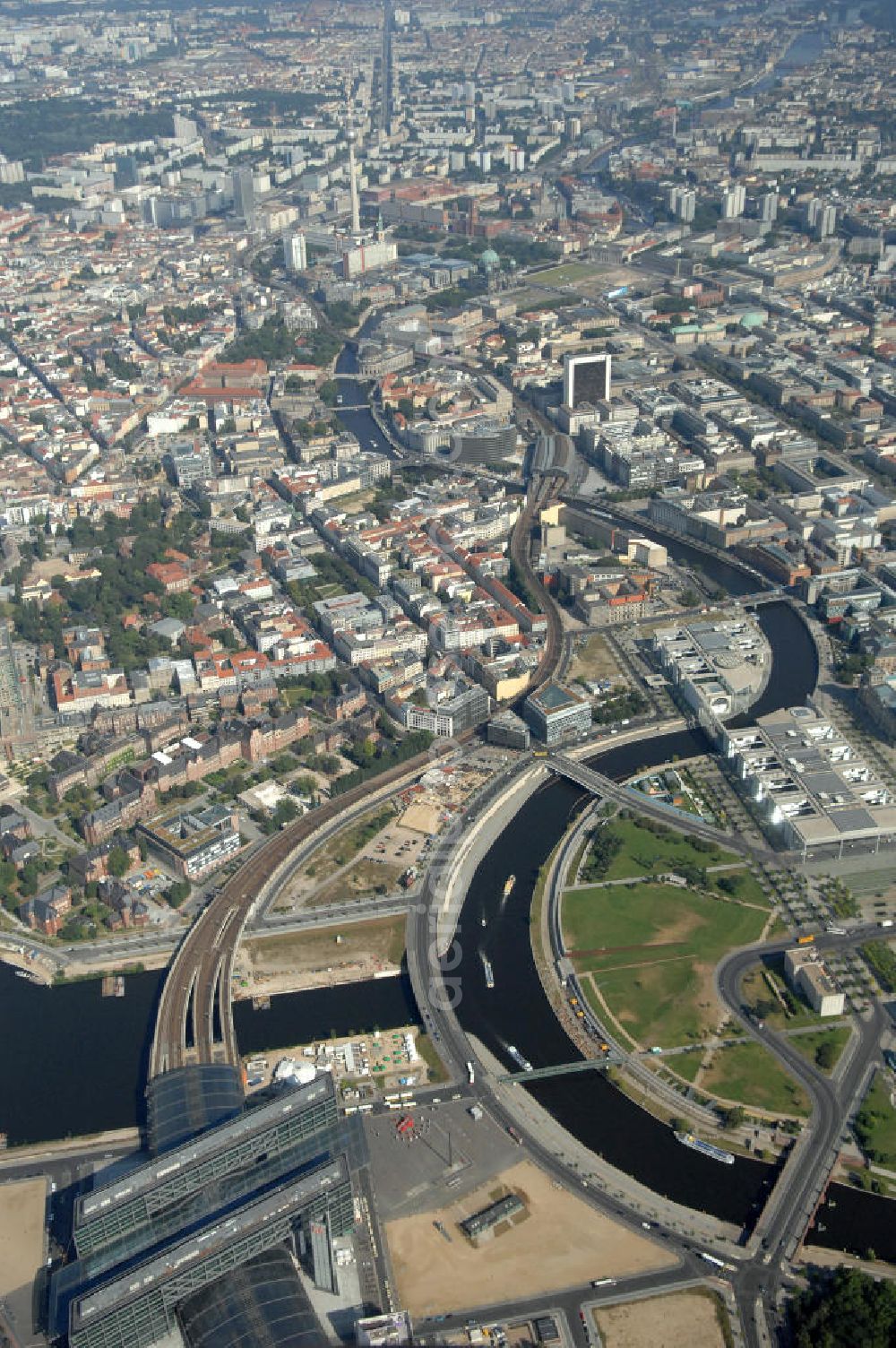 Berlin from the bird's eye view: Blick auf das Regierungsviertel in Berlin mit Kanzerpark, Bundeskanzeramt, Paul-Löbe-Haus und Marie-Elisabeth-Lüders-Haus. In der Nähe befindet sich die Schweizer Botschaft, der Reichstag, das Brandenburgertor, das Sowjetische Denkmal; die Straße des 17. Juni, der Hauptbahnhof und der Tiergarten mit Haus der Kulturen der Welt. Unter dem Areal bis zum Hauptbahnhof verläuft die umstrittene Kanzler-U-Bahn ( U 55 ).