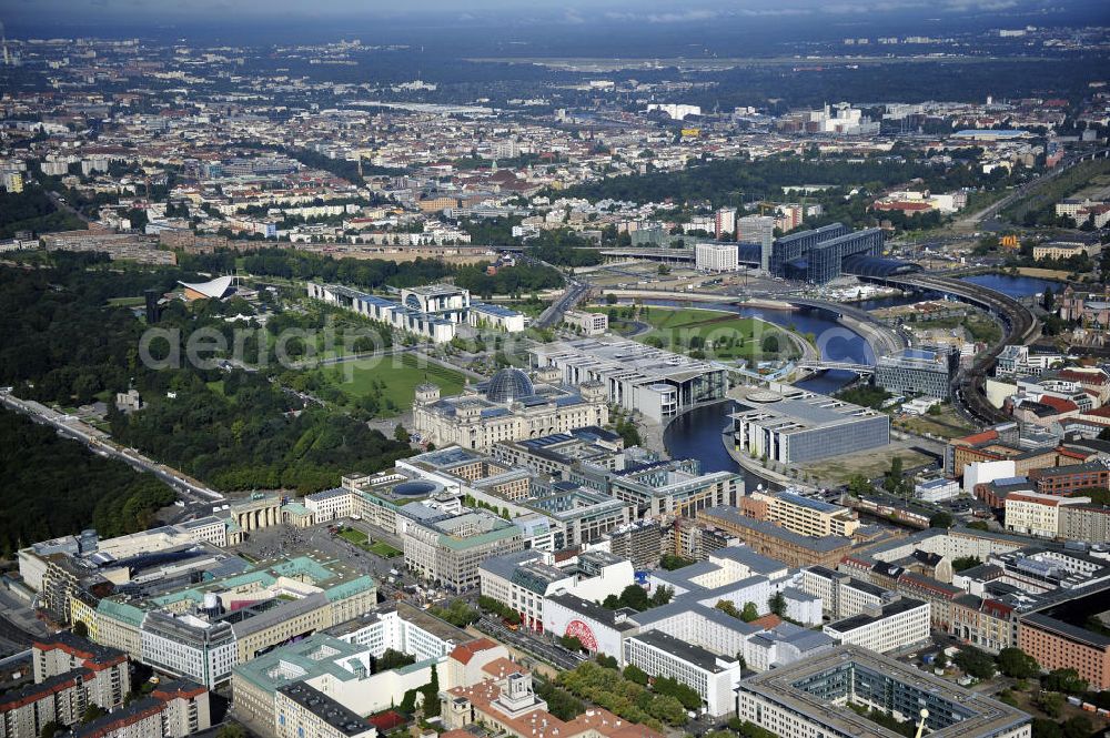 Aerial photograph Berlin - Blick auf das Regierungsviertel am Brandenburger Tor , Pariser Platz mit dem Berliner Reichstag und dem Bundeskanzleramt. View of the government quarter at the Brandenburg Gate, Pariser Platz and the Reichstag in Berlin and the Federal Chancellery.