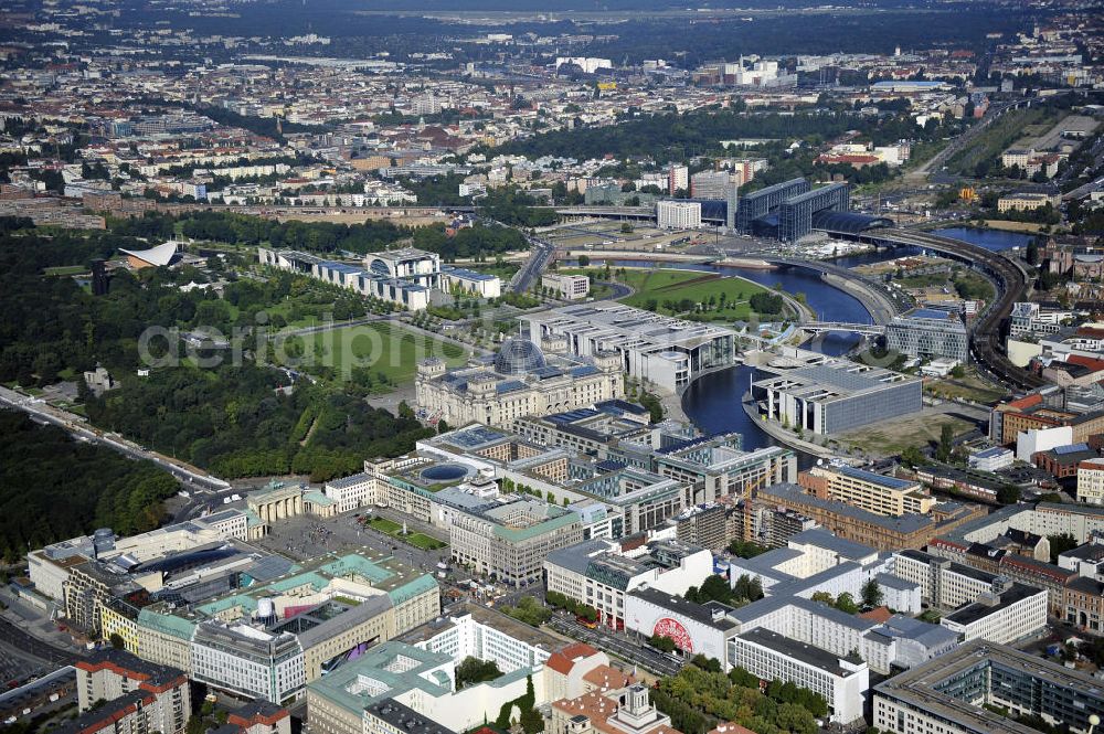 Berlin from above - Blick auf das Regierungsviertel am Brandenburger Tor , Pariser Platz mit dem Berliner Reichstag und dem Bundeskanzleramt. View of the government quarter at the Brandenburg Gate, Pariser Platz and the Reichstag in Berlin and the Federal Chancellery.