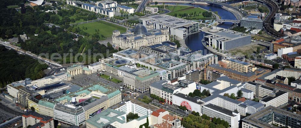 Berlin from the bird's eye view: Blick auf das Regierungsviertel am Brandenburger Tor , Pariser Platz mit dem Berliner Reichstag und dem Bundeskanzleramt. View of the government quarter at the Brandenburg Gate, Pariser Platz and the Reichstag in Berlin and the Federal Chancellery.