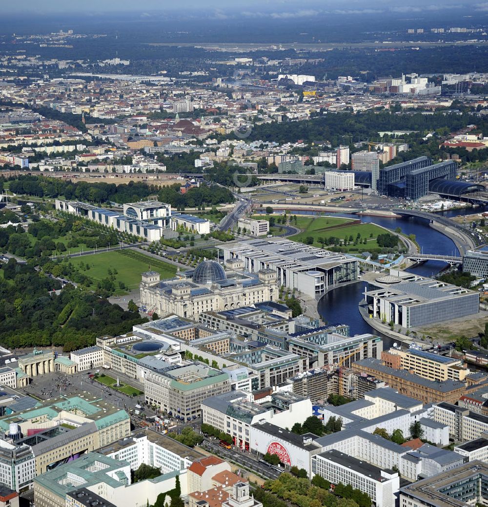 Aerial image Berlin - Blick auf das Regierungsviertel am Brandenburger Tor , Pariser Platz mit dem Berliner Reichstag und dem Bundeskanzleramt. View of the government quarter at the Brandenburg Gate, Pariser Platz and the Reichstag in Berlin and the Federal Chancellery.