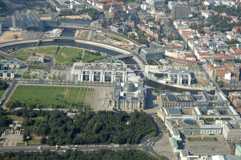 Aerial image Berlin - Blick auf das Regierungsviertel in Berlin mit Kanzerpark, Bundeskanzeramt, Paul-Löbe-Haus und Marie-Elisabeth-Lüders-Haus. In der Nähe befindet sich die Schweizer Botschaft, der Reichstag, das Brandenburgertor, das Sowjetische Denkmal; die Straße des 17. Juni, der Hauptbahnhof und der Tiergarten mit Haus der Kulturen der Welt. Unter dem Areal bis zum Hauptbahnhof verläuft die umstrittene Kanzler-U-Bahn ( U 55 ).