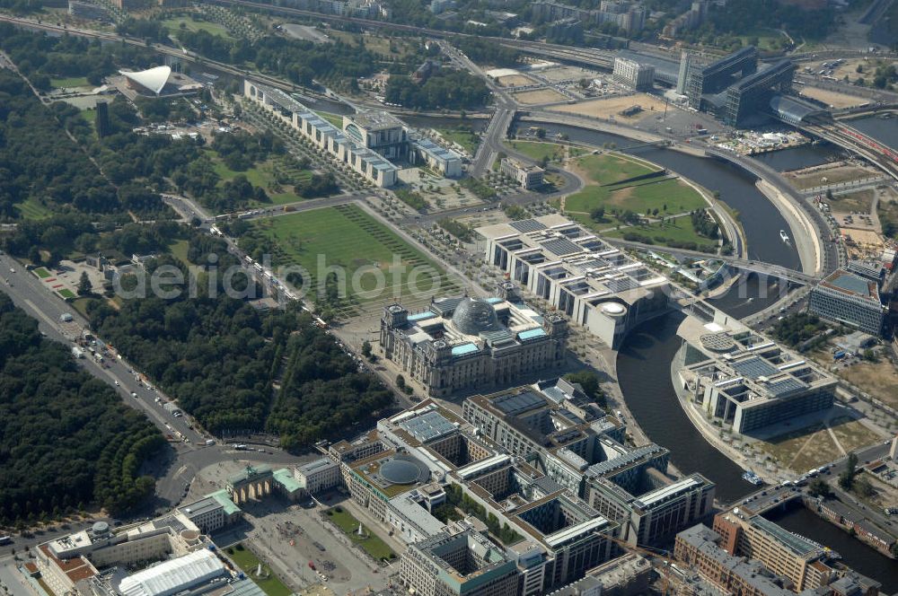 Aerial photograph Berlin - Blick auf das Regierungsviertel in Berlin mit Kanzerpark, Bundeskanzeramt, Paul-Löbe-Haus und Marie-Elisabeth-Lüders-Haus. In der Nähe befindet sich die Schweizer Botschaft, der Reichstag, das Brandenburgertor, das Sowjetische Denkmal; die Straße des 17. Juni, der Hauptbahnhof und der Tiergarten mit Haus der Kulturen der Welt. Unter dem Areal bis zum Hauptbahnhof verläuft die umstrittene Kanzler-U-Bahn ( U 55 ).