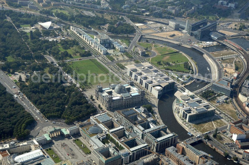 Berlin from above - Blick auf das Regierungsviertel in Berlin mit Kanzerpark, Bundeskanzeramt, Paul-Löbe-Haus und Marie-Elisabeth-Lüders-Haus. In der Nähe befindet sich die Schweizer Botschaft, der Reichstag, das Brandenburgertor, das Sowjetische Denkmal; die Straße des 17. Juni, der Hauptbahnhof und der Tiergarten mit Haus der Kulturen der Welt. Unter dem Areal bis zum Hauptbahnhof verläuft die umstrittene Kanzler-U-Bahn ( U 55 ).