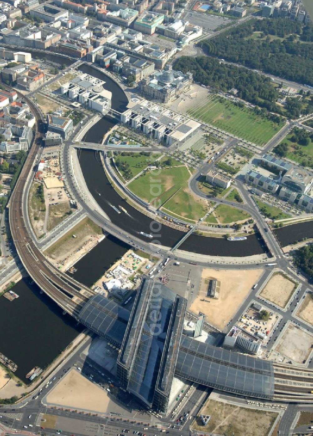 Aerial image Berlin - Blick auf das Regierungsviertel in Berlin mit Kanzerpark, Bundeskanzeramt, Paul-Löbe-Haus und Marie-Elisabeth-Lüders-Haus. In der Nähe befindet sich die Schweizer Botschaft, der Reichstag, das Brandenburgertor, das Sowjetische Denkmal; die Straße des 17. Juni, der Hauptbahnhof und der Tiergarten mit Haus der Kulturen der Welt. Unter dem Areal bis zum Hauptbahnhof verläuft die umstrittene Kanzler-U-Bahn ( U 55 ).