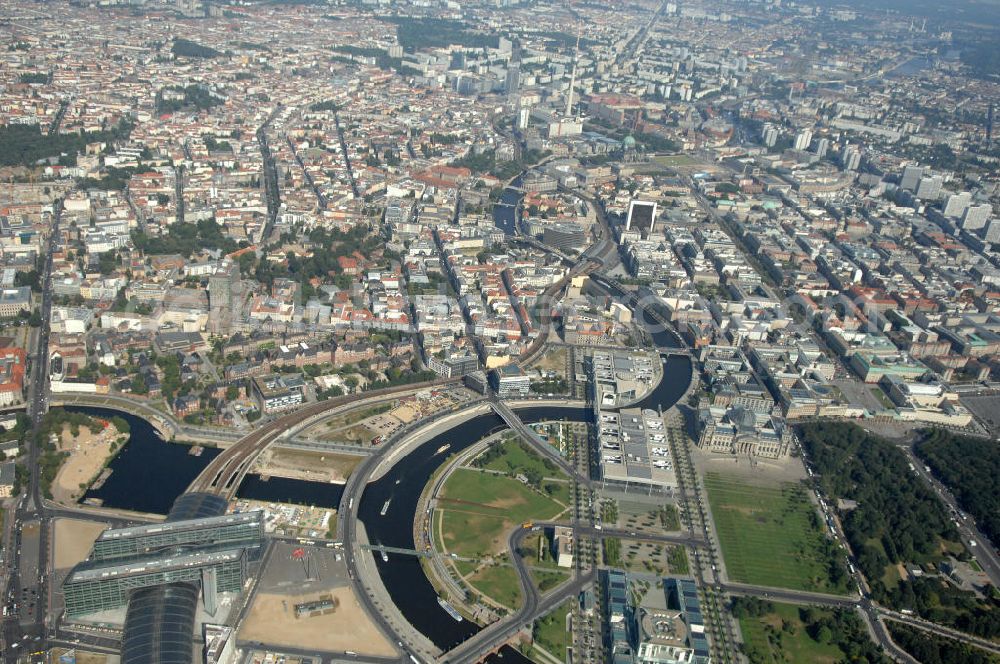 Aerial image Berlin - Blick auf das Regierungsviertel in Berlin mit Kanzerpark, Bundeskanzeramt, Paul-Löbe-Haus und Marie-Elisabeth-Lüders-Haus. In der Nähe befindet sich die Schweizer Botschaft, der Reichstag, das Brandenburgertor, das Sowjetische Denkmal; die Straße des 17. Juni, der Hauptbahnhof und der Tiergarten mit Haus der Kulturen der Welt. Unter dem Areal bis zum Hauptbahnhof verläuft die umstrittene Kanzler-U-Bahn ( U 55 ).