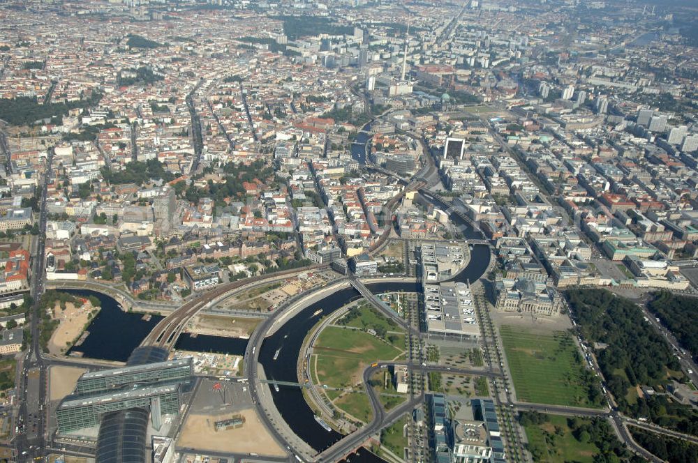 Aerial photograph Berlin - Blick auf das Regierungsviertel in Berlin mit Kanzerpark, Bundeskanzeramt, Paul-Löbe-Haus und Marie-Elisabeth-Lüders-Haus. In der Nähe befindet sich die Schweizer Botschaft, der Reichstag, das Brandenburgertor, das Sowjetische Denkmal; die Straße des 17. Juni, der Hauptbahnhof und der Tiergarten mit Haus der Kulturen der Welt. Unter dem Areal bis zum Hauptbahnhof verläuft die umstrittene Kanzler-U-Bahn ( U 55 ).