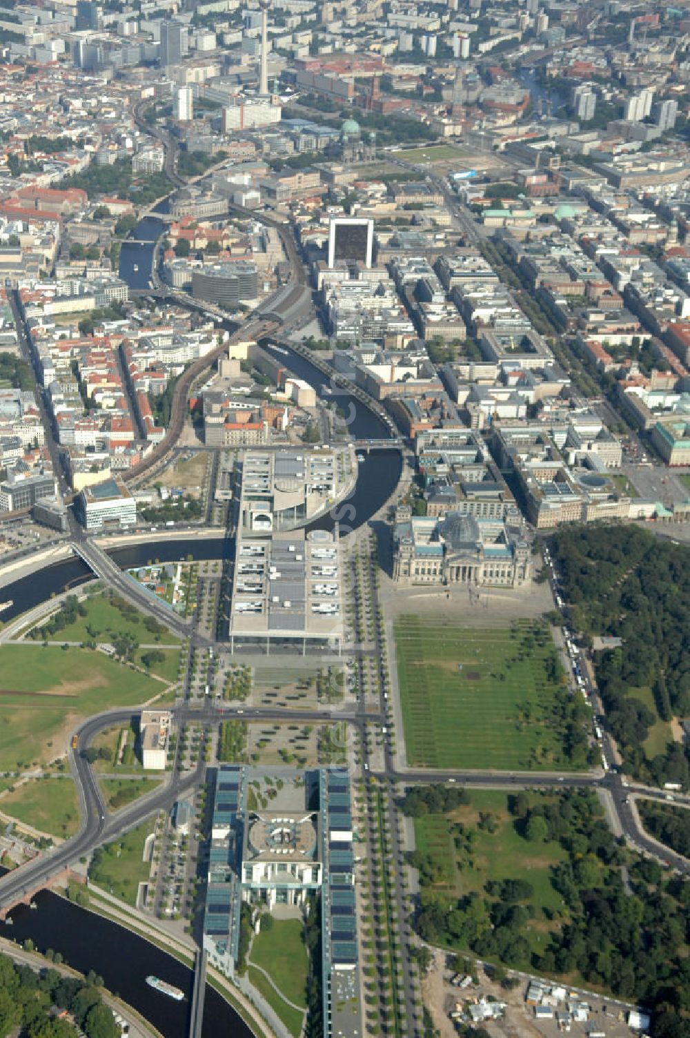 Berlin from above - Blick auf das Regierungsviertel in Berlin mit Kanzerpark, Bundeskanzeramt, Paul-Löbe-Haus und Marie-Elisabeth-Lüders-Haus. In der Nähe befindet sich die Schweizer Botschaft, der Reichstag, das Brandenburgertor, das Sowjetische Denkmal; die Straße des 17. Juni, der Hauptbahnhof und der Tiergarten mit Haus der Kulturen der Welt. Unter dem Areal bis zum Hauptbahnhof verläuft die umstrittene Kanzler-U-Bahn ( U 55 ).