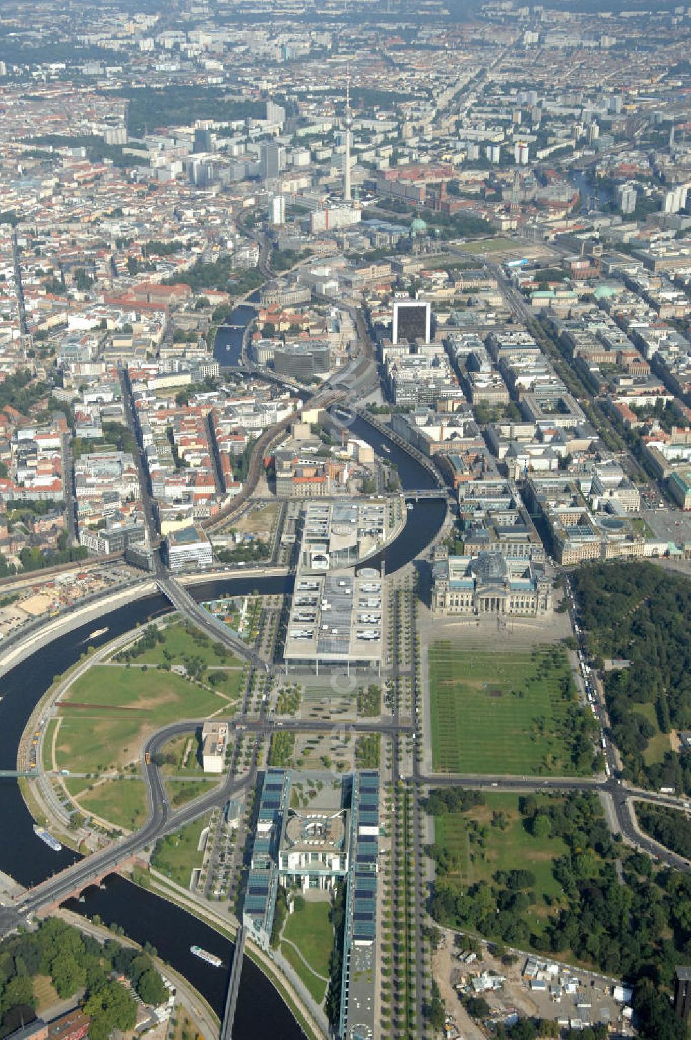 Berlin from the bird's eye view: Blick auf das Regierungsviertel in Berlin mit Kanzerpark, Bundeskanzeramt, Paul-Löbe-Haus und Marie-Elisabeth-Lüders-Haus. In der Nähe befindet sich die Schweizer Botschaft, der Reichstag, das Brandenburgertor, das Sowjetische Denkmal; die Straße des 17. Juni, der Hauptbahnhof und der Tiergarten mit Haus der Kulturen der Welt. Unter dem Areal bis zum Hauptbahnhof verläuft die umstrittene Kanzler-U-Bahn ( U 55 ).