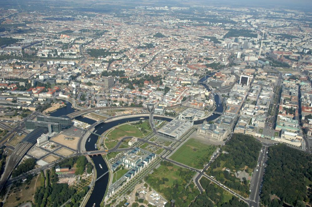 Aerial photograph Berlin - Blick auf das Regierungsviertel in Berlin mit Kanzerpark, Bundeskanzeramt, Paul-Löbe-Haus und Marie-Elisabeth-Lüders-Haus. In der Nähe befindet sich die Schweizer Botschaft, der Reichstag, das Brandenburgertor, das Sowjetische Denkmal; die Straße des 17. Juni, der Hauptbahnhof und der Tiergarten mit Haus der Kulturen der Welt. Unter dem Areal bis zum Hauptbahnhof verläuft die umstrittene Kanzler-U-Bahn ( U 55 ).