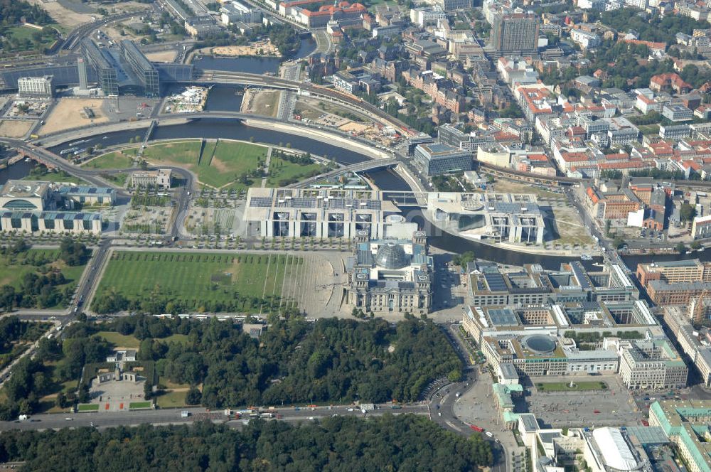 Berlin from above - Blick auf das Regierungsviertel in Berlin mit Kanzerpark, Bundeskanzeramt, Paul-Löbe-Haus und Marie-Elisabeth-Lüders-Haus. In der Nähe befindet sich die Schweizer Botschaft, der Reichstag, das Brandenburgertor, das Sowjetische Denkmal; die Straße des 17. Juni, der Hauptbahnhof und der Tiergarten mit Haus der Kulturen der Welt. Unter dem Areal bis zum Hauptbahnhof verläuft die umstrittene Kanzler-U-Bahn ( U 55 ).