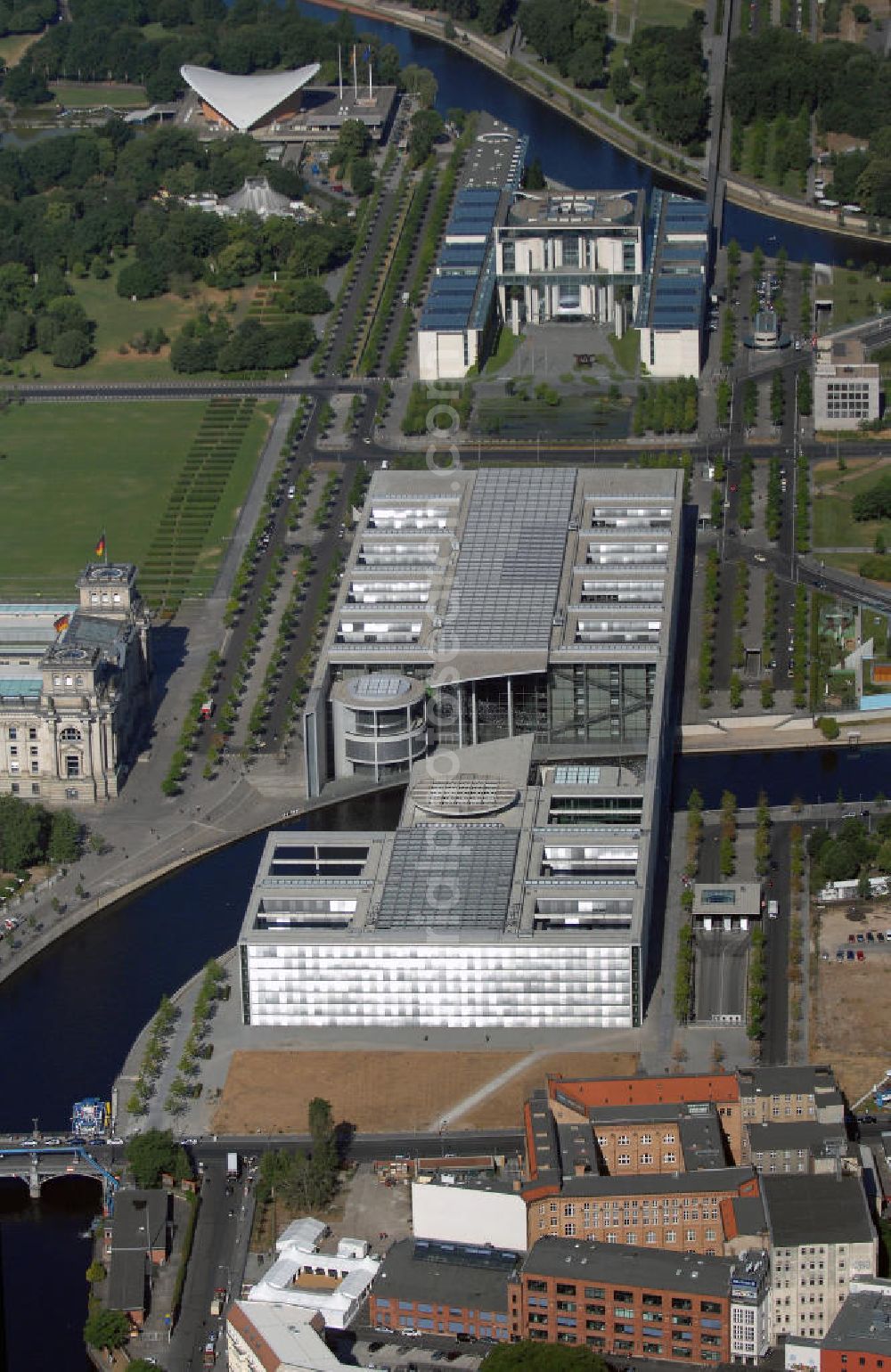 Berlin from above - Blick auf das Regierungsviertel am Berliner Reichstag mit dem Marie-Elisabeth-Lüders-Haus, dem Paul-Löbe-Haus und dem Bundeskanzleramt im Hintergrund