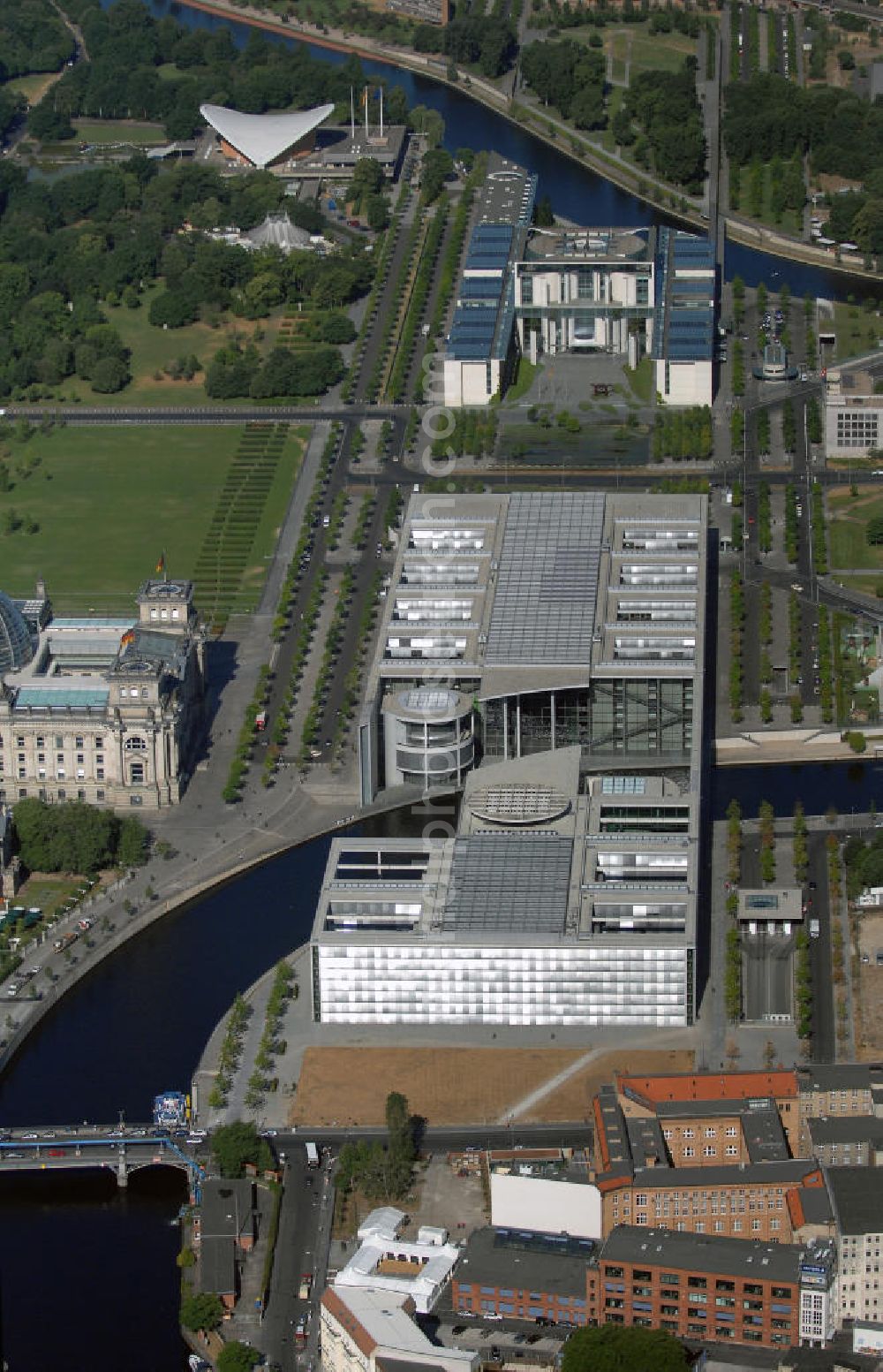 Berlin from the bird's eye view: Blick auf das Regierungsviertel am Berliner Reichstag mit dem Marie-Elisabeth-Lüders-Haus, dem Paul-Löbe-Haus und dem Bundeskanzleramt im Hintergrund