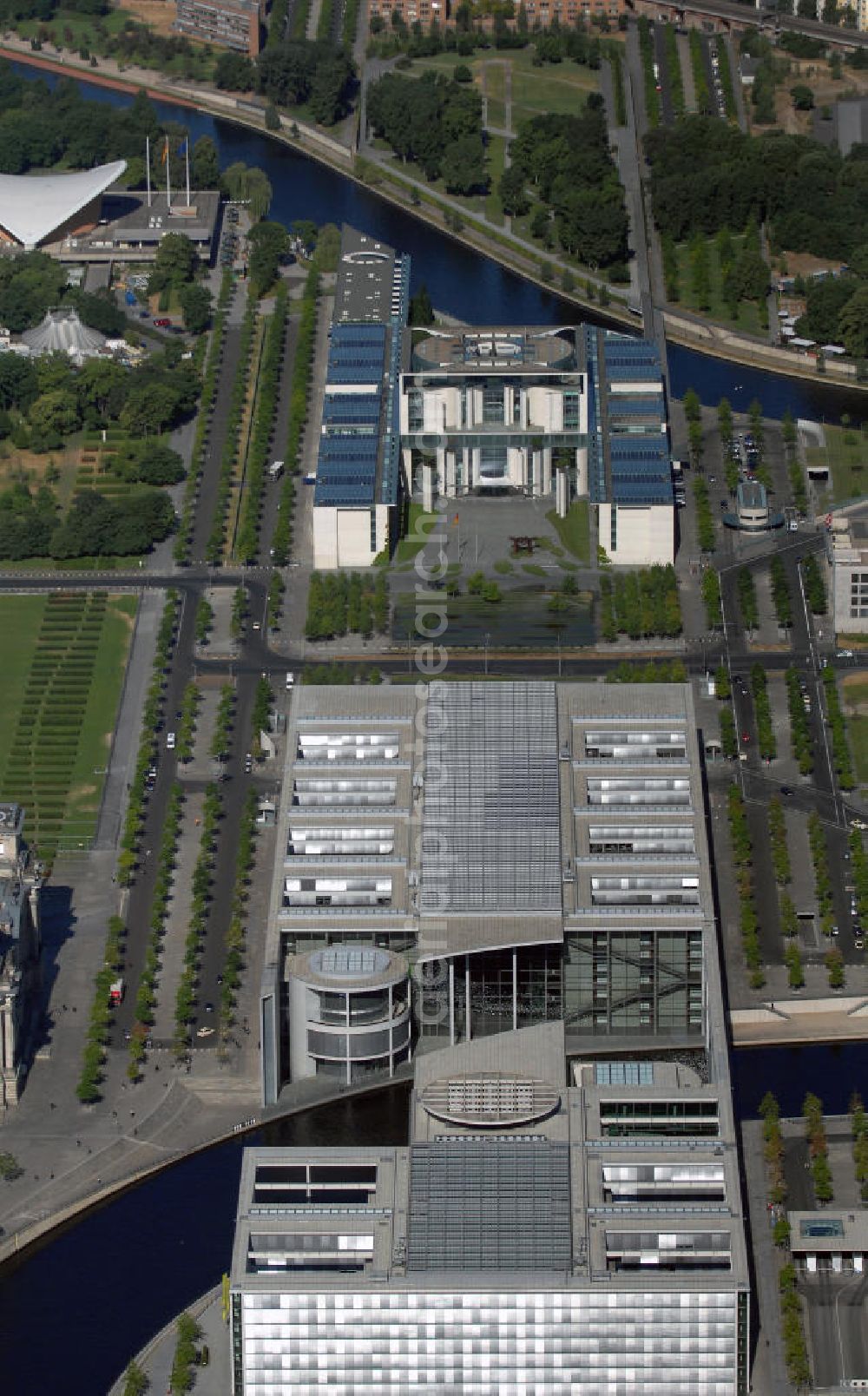 Aerial image Berlin - Blick auf das Regierungsviertel am Berliner Reichstag mit dem Marie-Elisabeth-Lüders-Haus, dem Paul-Löbe-Haus und dem Bundeskanzleramt im Hintergrund