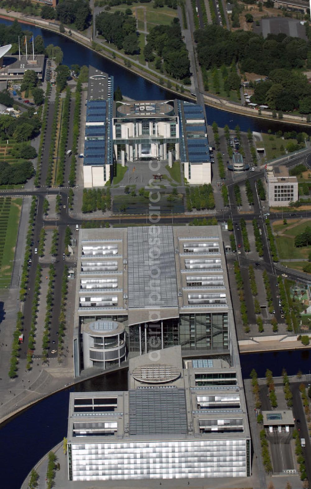 Aerial photograph Berlin - Blick auf das Regierungsviertel am Berliner Reichstag mit dem Marie-Elisabeth-Lüders-Haus, dem Paul-Löbe-Haus und dem Bundeskanzleramt im Hintergrund