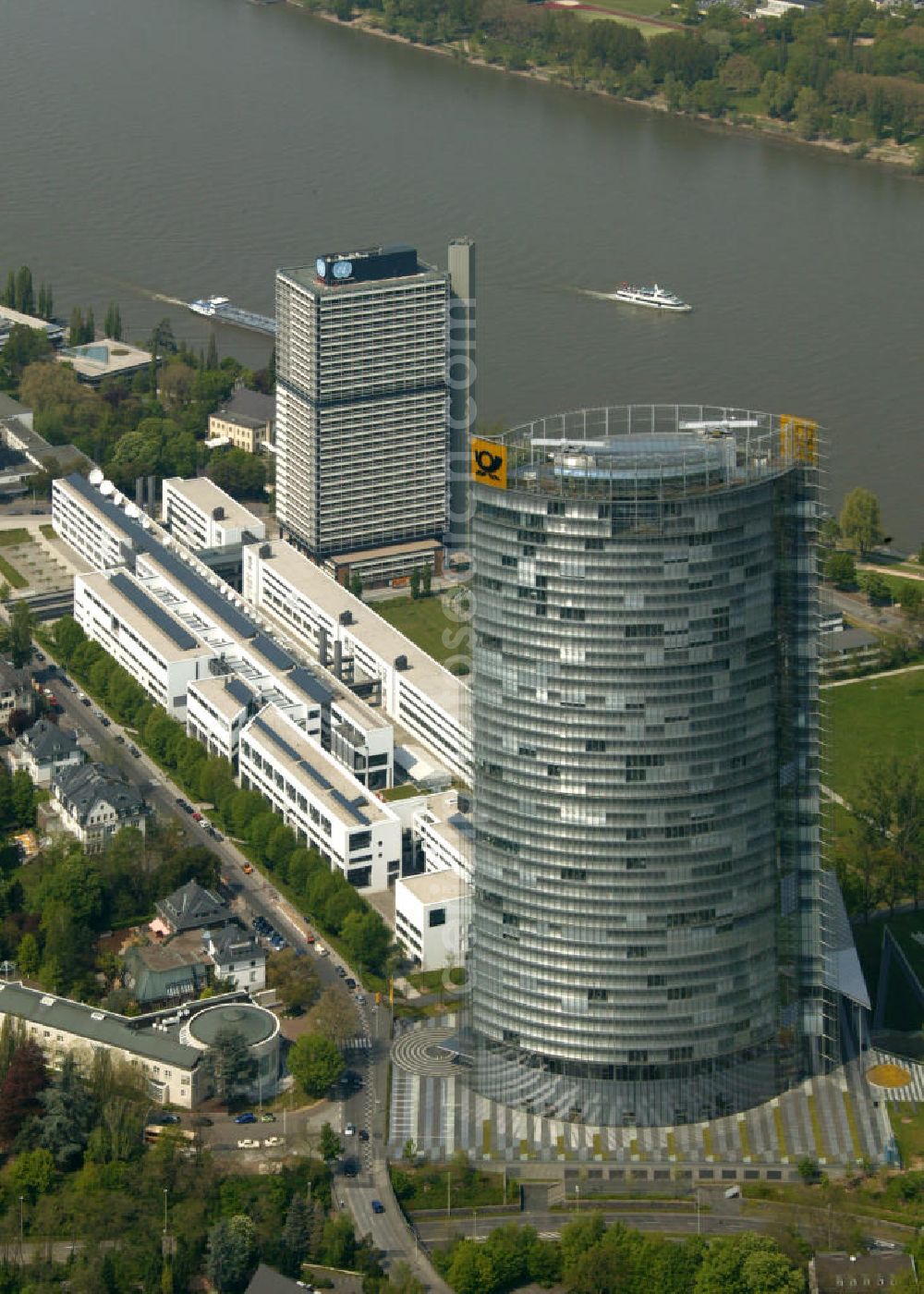 Aerial image Bonn - Blick auf die T-com-Zentrale auch der Lange Eugen genannt im Regierungsviertel von Bonn.