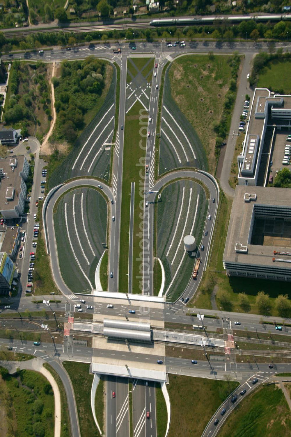 Aerial photograph Bonn - Blick auf den Autobahnverteiler neben T-com-Zentrale und Postzentrale im Regierungsviertel von Bonn. Expressway near the T-Com headquarters and the headquarters of the Deutsche Post AG.