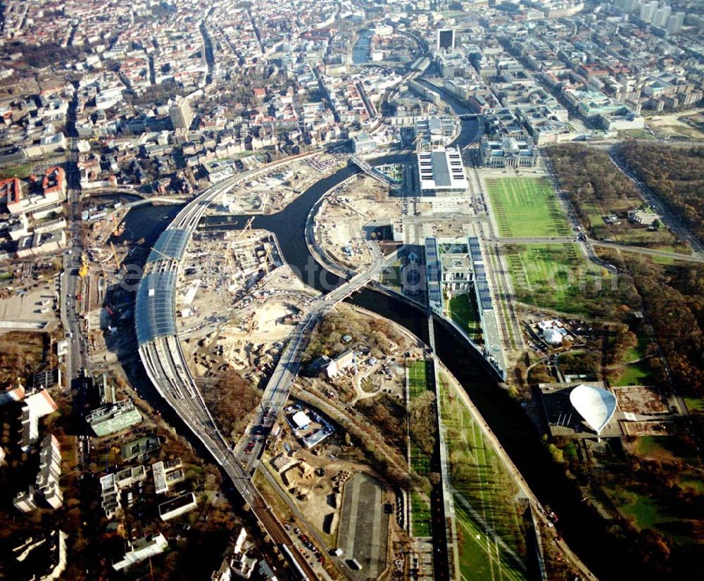 Berlin - Tiergarten from the bird's eye view: Regierungsviertel, Bundeskanzleramt, Schweizer Botschaft, Reichstag, Lehrter Bahnhof