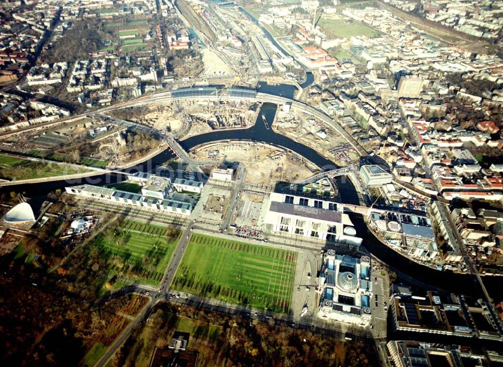 Berlin - Tiergarten from the bird's eye view: Regierungsviertel, Bundeskanzleramt, Schweizer Botschaft, Reichstag, Lehrter Bahnhof