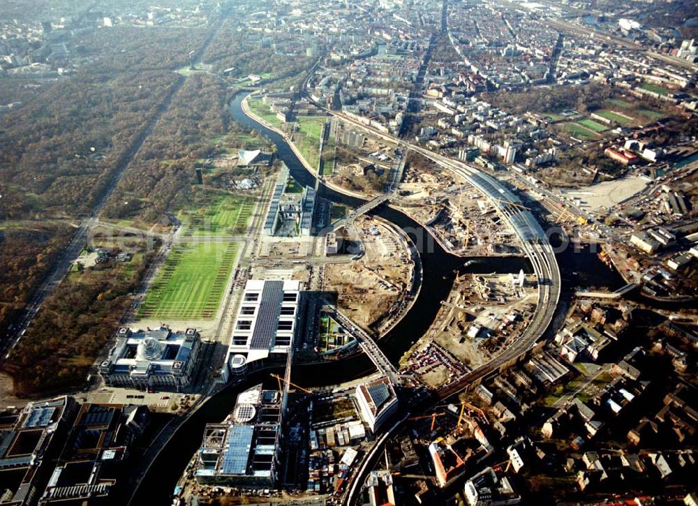 Berlin - Tiergarten from the bird's eye view: Regierungsviertel, Bundeskanzleramt, Schweizer Botschaft, Reichstag, Lehrter Bahnhof